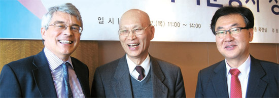 左からクリストファー・カレン所長、ユン・ホンギ教授、シン・ドンウォン教授。（写真＝韓国学中央研究院）