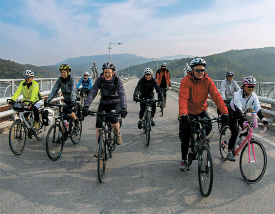 韓国を自転車で旅行する商品が登場した。先月３０日、外国人が慶尚北道尚州（キョンサンプクト・サンジュ）の自転車博物館の近くにある道路を走っている。（写真＝ニュージーランドの写真作家、マーク・ワトソンさん）