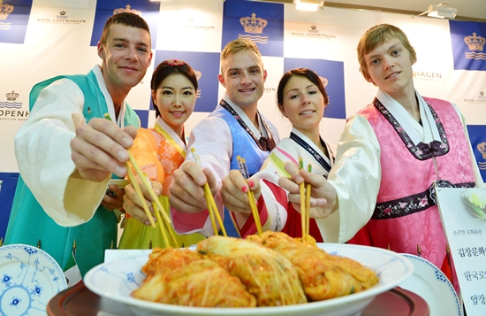 １２日午前、ソウル中区（チュング）の韓国の家で韓国ロイヤルコペンハーゲンが外国人大学生に韓国のキムジャン文化を紹介する行事を行った。