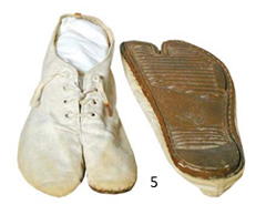 当時、孫基禎が履いていた足袋のようなモデル（５）。