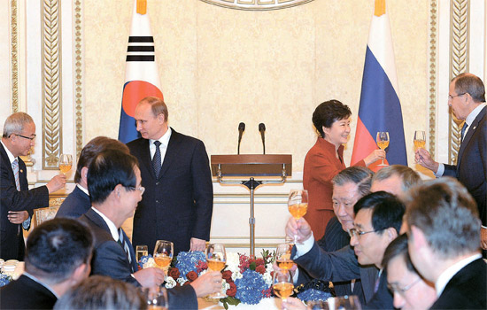 朴槿恵大統領とロシア大統領が１３日、青瓦台での昼食会でロシアのラブロフ外相（右）が玄オ錫副首相（左）と乾杯している。（青瓦台写真記者団）