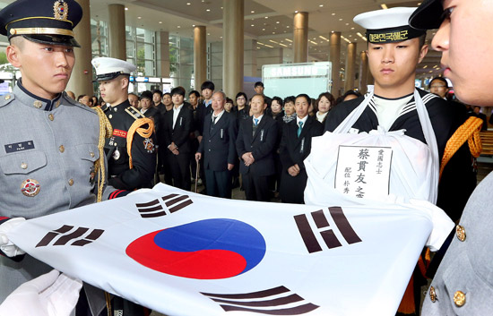 １４日、仁川（インチョン）空港で開かれた式典でチェ・クァンウ先生に太極旗が献呈されている。