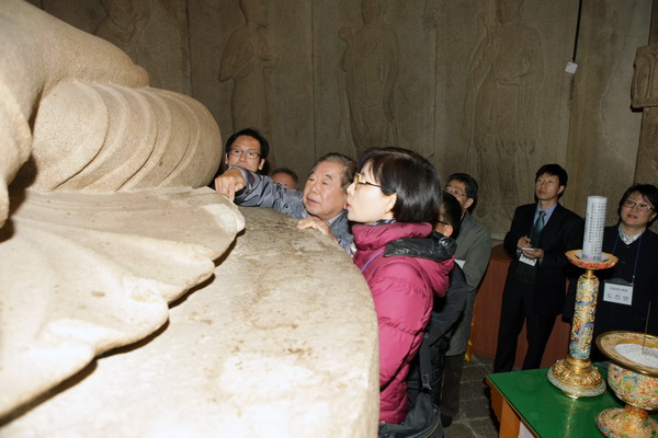 文化財庁構造安全点検団が14日午後、慶州市の石窟庵についての現場点検を行っている。石窟庵は１９１５年に解体・補修を行って以来、復元について問題点が指摘されてた。（写真＝文化財庁）