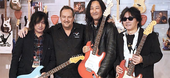 韓国を代表するギターリスト３人に１３日、世界的なギターブランド「フェンダー」の職人が特別製作したカスタムメイドギターが贈呈された。左からシン・デチョルさん、フェンダーマーケティング総括のエルドリードさん、キム・ドギュンさん、キム・モクギョンさん。