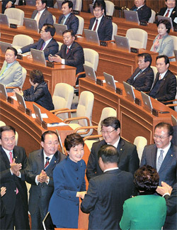 朴槿恵大統領が１８日午前に国会での施政方針演説を終え退場しセヌリ党議員らと握手している。民主党議員は座ったまま朴大統領が本会議場を出て行くのを見守っている。朴大統領が入場する時は民主党議員も多くが立ち上がって迎えた。