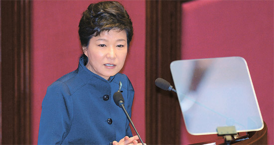 朴槿恵大統領が１８日国会本会議場で就任後初めての施政方針演説をしている。この日朴大統領は「毎年通常国会の時ごとに施政方針演説をする」と話した。