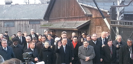 潘基文事務総長が１８日アウシュビッツ強制収容所を訪れ手を振っている。
