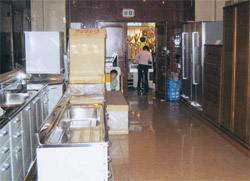 平壌（ピョンヤン）にある外貨商店の入口に流し台（左側）やフレンチドア冷蔵庫、高級家具などが展示されている。（写真＝在米事業家）
