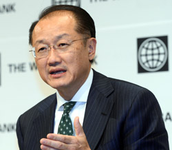 世界銀行のジム・ヨン・キム総裁（５４）。