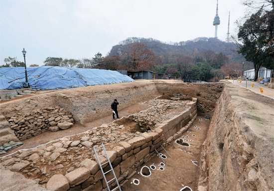 日帝が朝鮮神宮を建設する中で壊した漢陽都城の城郭の一部。