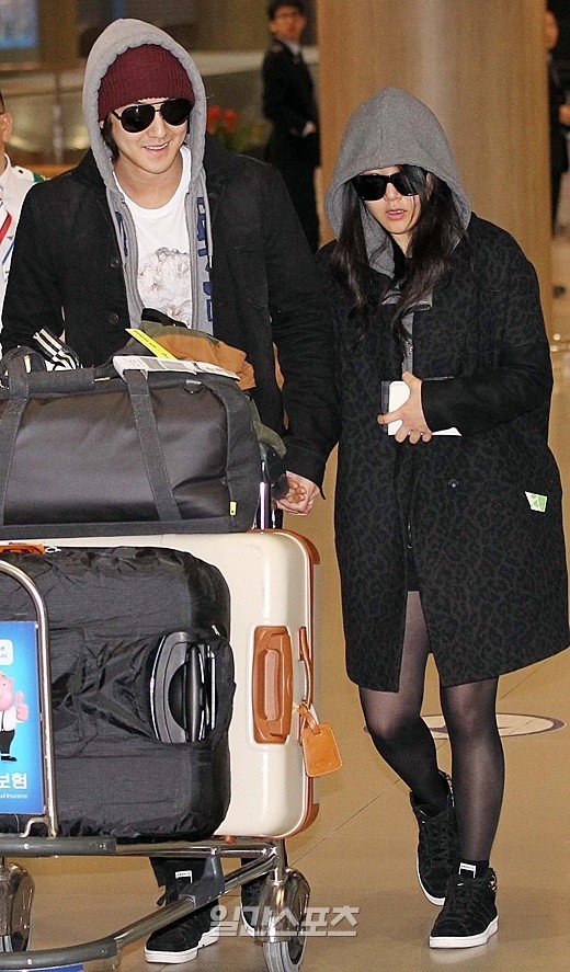 俳優のキム・ボム（左）と女優のムン・グニョン。
