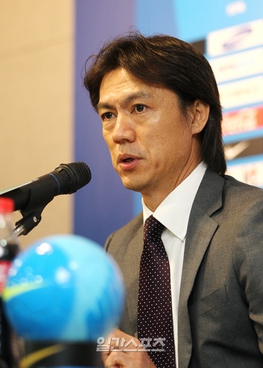 韓国サッカー代表の洪明甫（ホン・ミョンボ）監督。 