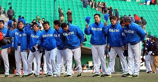 試合終了後にグラウンドを降りる韓国チームの選手ら。