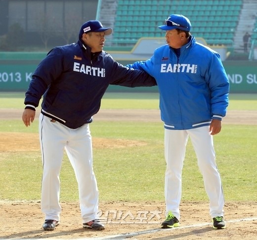 日韓プロ野球の違いについて語った宣銅烈監督（右）。