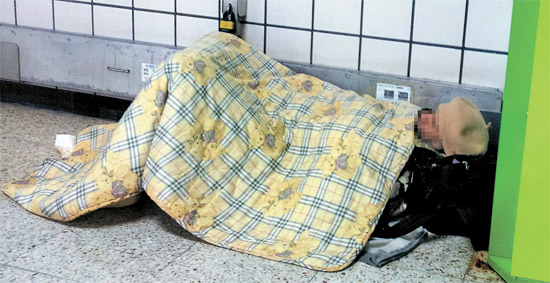 先月２７日午前、ソウル地下鉄６号線の梨泰院（イテウォン）駅で米国人ホームレスのスモール・エーさんが眠っている。