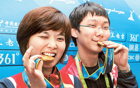 ２０１０年広州アジア競技大会囲碁男女ペアで金メダルを獲得したイ・スラさん（左）とパク・ジョンファンさん。囲碁が国際体育界で認められるには、国内でスポーツとして定着させなければならない。［中央フォト］