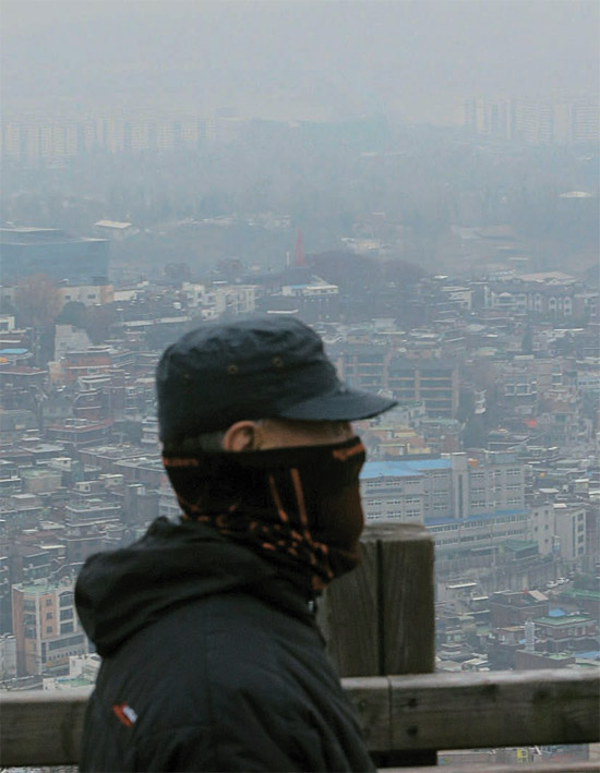 ２日午後、マスクをした市民がソウルの南山（ナムサン）循環道路を歩いている。