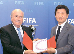 先月１４日、大韓サッカー協会の鄭夢奎（チョン・モンギュ）会長（右）がスイス・チューリヒの国際サッカー連盟（ＦＩＦＡ）本部でゼップ・ブラッター会長に２０１７年Ｕ－２０ワールドカップの招致申請書を提出している。（写真＝大韓サッカー協会）