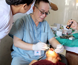 先月２２日、ミャンマーで金浦（キンポ）ヤクソク歯科院のシン・ヒヨン院長が僧侶の歯を治療している。