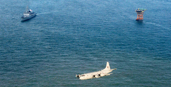 韓国海軍の海上哨戒機Ｐ－３Ｃとイージス艦が２日午前、総合海洋科学基地がある離於島上空と海域で海上警戒作戦を遂行している。（写真＝共同取材団）