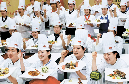 未来の料理王を夢見る大学生たちが９日、ソウル東大門区龍頭洞（トンデムング・ヨンドゥドン）の国際料理職業学校で開かれた「第７回李錦記（イグムキ）料理大会決勝戦」に参加した。
