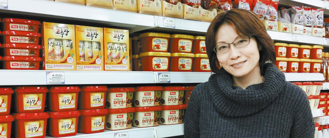 日本の「スーパーマーケットの女王」森井ユカ氏。ソウル市内のある大型マートで会った森井氏は「韓国の生活用品のデザインは日本に比べて色感が強烈だ」と話した。