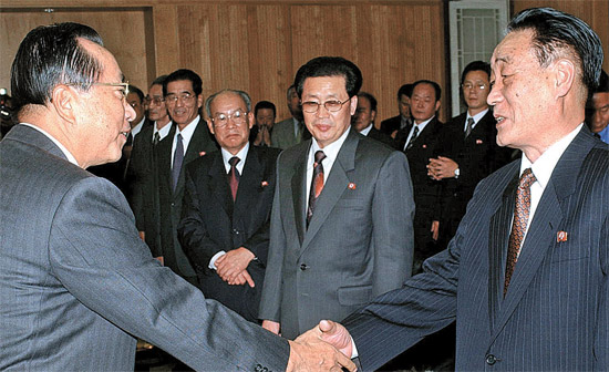 ２００２年１０月２６日、北朝鮮の高位経済視察団として韓国を訪れた張成沢（チャン・ソンテク）党中央委員会第１副部長（当時）。パク・ナムギ北側視察団長（２０１０年処刑）がソウル三成洞（サムソンドン）の貿易センターでキム・ジェチョル韓国貿易協会長と握手をしていた。北朝鮮の視察団一行は当時８泊９日の日程で滞在した。（写真＝中央フォト）