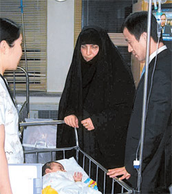 ２００７年、延世（ヨンセ）大学セブランス病院で韓国イラク友好財団のハン・ビョンド理事長がイラクの心臓病の子供患者に会っている。（写真＝韓国イラク友好財団）
