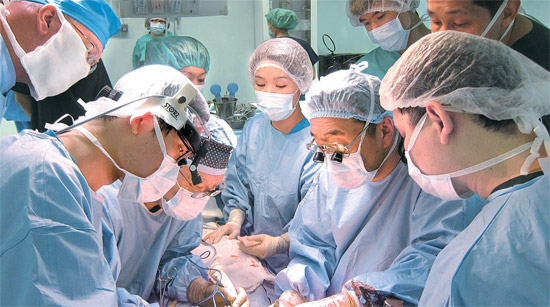 ソウル大学病院外科のソ・ギョンソク教授（右から２番目）が１月にカザフスタンの病院で生体肝移植手術をしている。ソウル大学チームは今年カザフスタンで９件の肝移植手術で５０万ドルを稼いだ。（写真＝ソウル大学病院）
