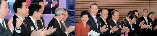 朴槿恵大統領が１７日、ソウル・汝矣島の全経連会館竣工式で参席者らとテープカットした後後拍手をしている。（青瓦台写真記者団）