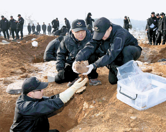 中国兵士遺骨送還のための発掘作業