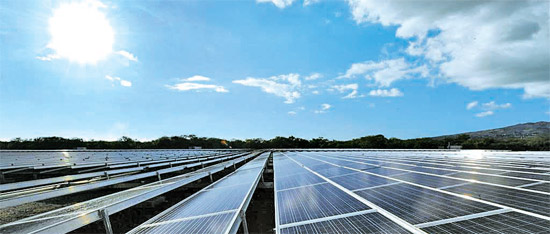 太陽光業者のハンファＱセルズがハワイのオアフ島に建設した５０００キロワット規模の太陽光発電所。ハンファＱセルズはこの発電所竣工を契機にハワイで２万４０００キロワット規模の発電事業を推進する計画だ。（写真＝ハンファＱセルズ）