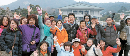 中国黒龍江省から来た観光客が２６日、青瓦台（チョンワデ）広場で記念写真を撮っている。