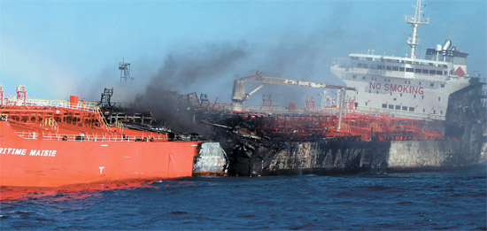 ２９日、釜山太宗台（プサン・テジョンデ）の近海で貨物船（グラビティ・ハイウエイ号）とケミカルタンカー（マリタイム・メイシー号）が衝突した。メイシー号には８メートル大の穴が空いて炎上したが、人命に被害はなかった。（写真＝釜山海洋警察署）