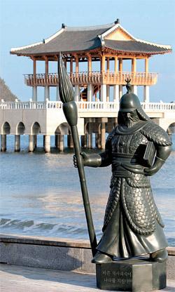 慶尚北道浦項（キョンサンブクド・ポハン）の海水浴場に建てられた筆を持つ李舜臣（イ・スンシン）将軍の銅像。