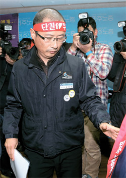 キム・ミョンファン鉄道労組委員長が３０日、ソウル貞洞の民主労総大会議室で鉄道労組スト中断に関する立場を発表した後、会見場を去っている。この日、与野党と鉄道労組指導部はスト撤回に合意した。
