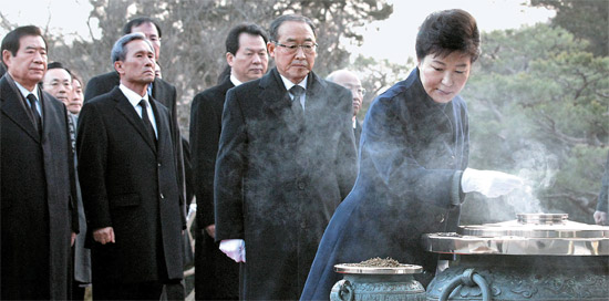 １日、新年最初の日程としてソウル顕忠院を参拝した朴槿恵（パク・クネ）大統領（右）。