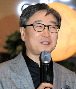 尹富根サムスン電子ＣＥ部門代表はこの日、「シェフコレクション」を紹介し、「家電分野グローバル１位を早期に達成する」と強調した。