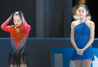 ２００９－２０１０国際スケート競技連盟（ＩＳＵ）フィギュアシニアグランプリ（ＧＰ）第１戦に出場した浅田真央とキム・ヨナ。