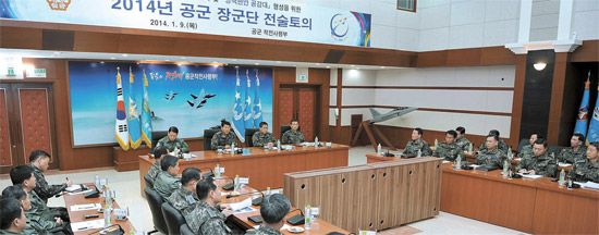 ９日、京畿道（キョンギド）の烏山（オサン）空軍作戦司令部で開かれた戦術討論に、飛行団長が戦闘機に乗って参加して議論になっている。（写真＝国防部）