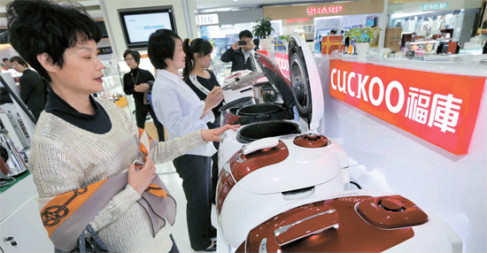 上海新世界百貨店の「ＣＵＣＫＯＯ」で販売される炊飯器（韓国から輸入）は４０００元と、中国内の競合他社の製品より３倍以上高い。