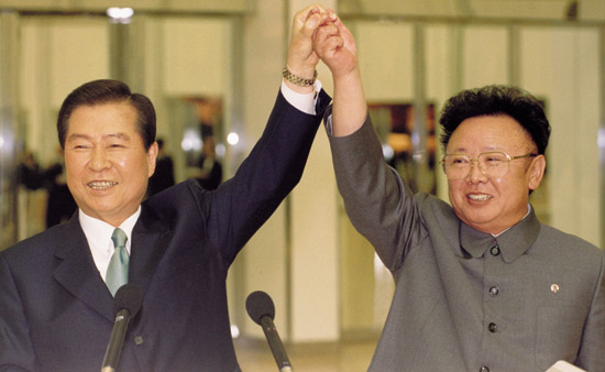 ２０００年６月１４日、当時の金大中大統領と北朝鮮の金正日総書記が平壌で手を握り合っている。（写真＝中央フォト）