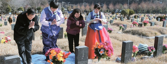 １９日、釜山市仙杜邱洞（プサンシ・ソンドゥグドン）の零落（ヨンラク）公園に早めの墓まいりに訪れた市民。