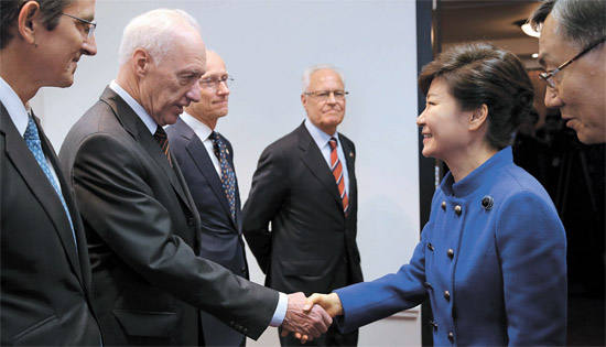 韓国の大統領としては１９６３年の修交後初めてスイスを国賓訪問した朴槿恵大統領が１９日にベルン市内のホテルでスイス韓国協会のヨス会長（左から３人目）らと面談している。朴大統領は２０日にブルカルテル大統領と首脳会談を行う。