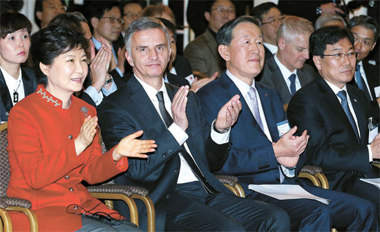 朴槿恵（パク・クネ）大統領は２０日（現地時間）、ベルンで韓国・スイス経済人フォーラム、首脳会談などの日程をこなした。この日の経済人フォーラムには韓国・スイスの経済界要人１３０人余りが参加した。