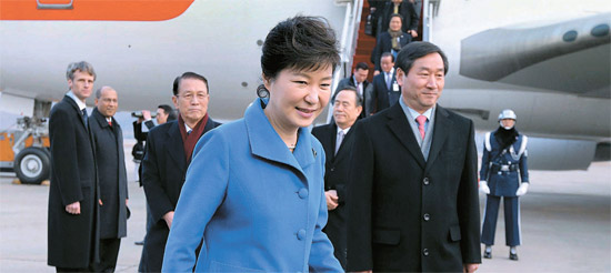 朴大統領が２３日、７泊９日間の海外歴訪を終えた後、ソウル空港に到着した。朴大統領の左側は金淇春秘書室長、右側は劉正福安全行政部長官。