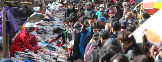 ２６日午後、市民らでにぎわう釜山（プサン）のチャガルチ市場。