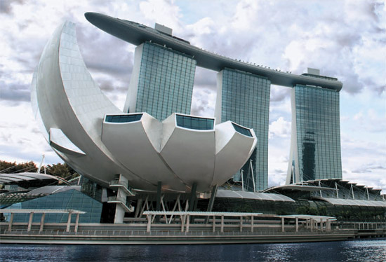 カジノとコンベンションセンターを備えたシンガポールの複合観光団地マリーナ・ベイ・サンズ。（写真＝中央フォト）