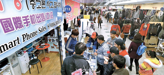 仁川市東仁川（インチョンシ・トンインチョン）駅一帯の地下商店街に外国人観光客が押し寄せている。ここ新浦（シンポ）地下商店街の一部売り場は、外国人のために看板に中国語と英語併記した。