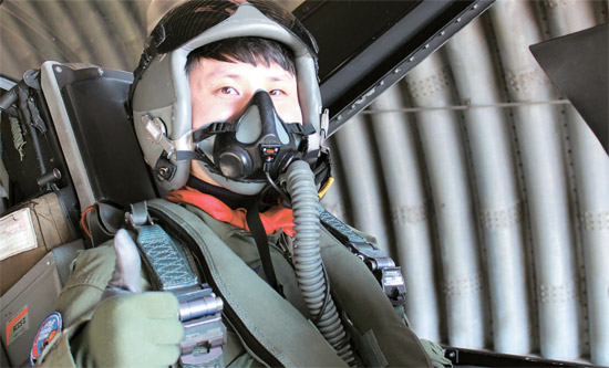 ２７日、第１９戦闘飛行団攻撃編隊軍訓練を取材中のユ・ソンウン記者がＫＦ－１６の後方席に搭乗した。（写真＝第１９戦闘飛行団）